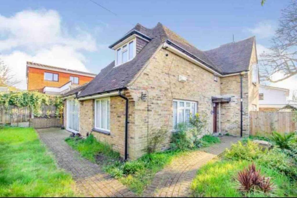 Lovely Cottage In The Heart Of Shirley- London Borough of Croydon Exteriör bild