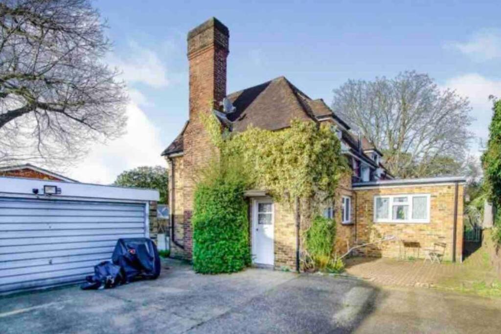 Lovely Cottage In The Heart Of Shirley- London Borough of Croydon Exteriör bild