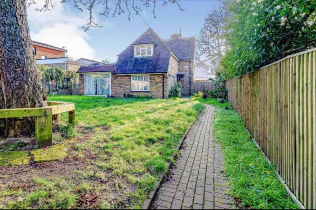 Lovely Cottage In The Heart Of Shirley- London Borough of Croydon Exteriör bild
