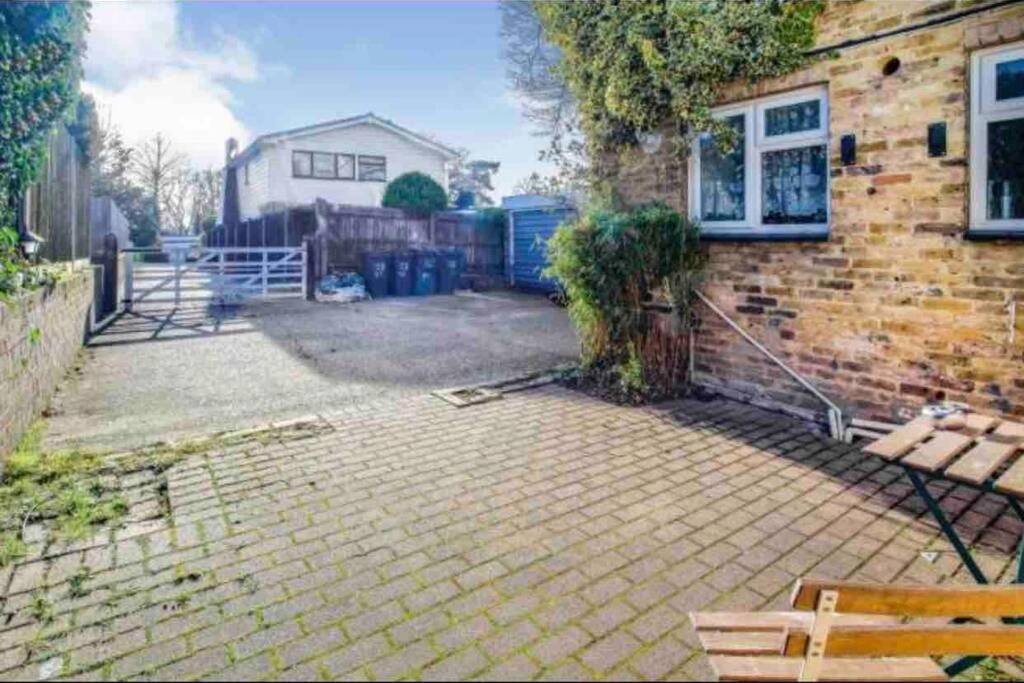Lovely Cottage In The Heart Of Shirley- London Borough of Croydon Exteriör bild