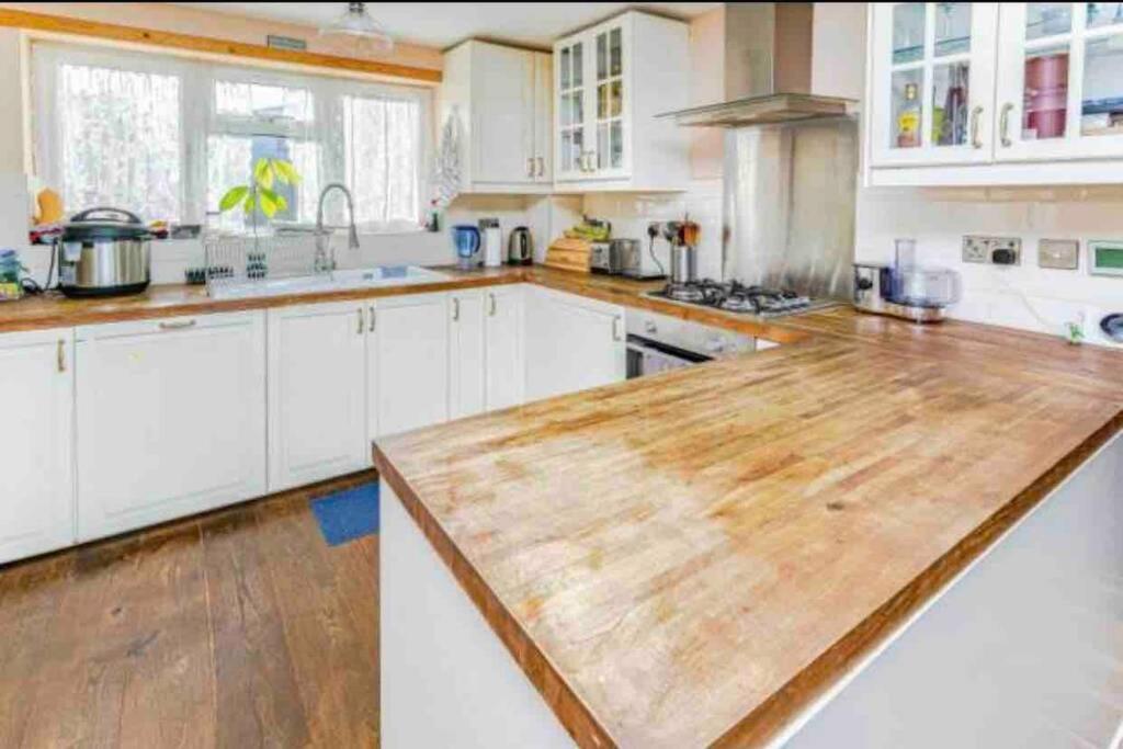 Lovely Cottage In The Heart Of Shirley- London Borough of Croydon Exteriör bild